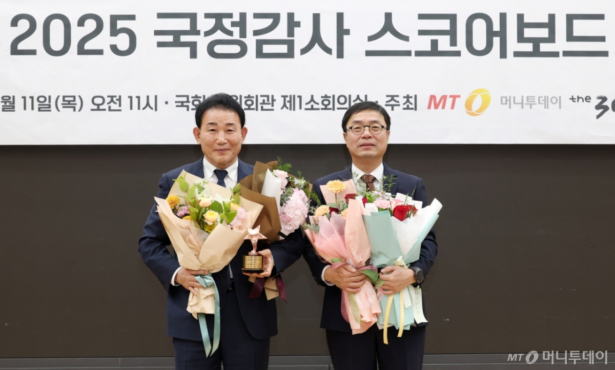 박용갑 더불어민주당 의원이 11일 서울 여의도 국회 의원회관에서 열린 '2025 국정감사 스코어보드 대상'에서 스코어보드 대상을 수상한 뒤 김익태 머니투데이 편집국장과 기념촬영을 하고 있다. /사진=김창현 chmt@