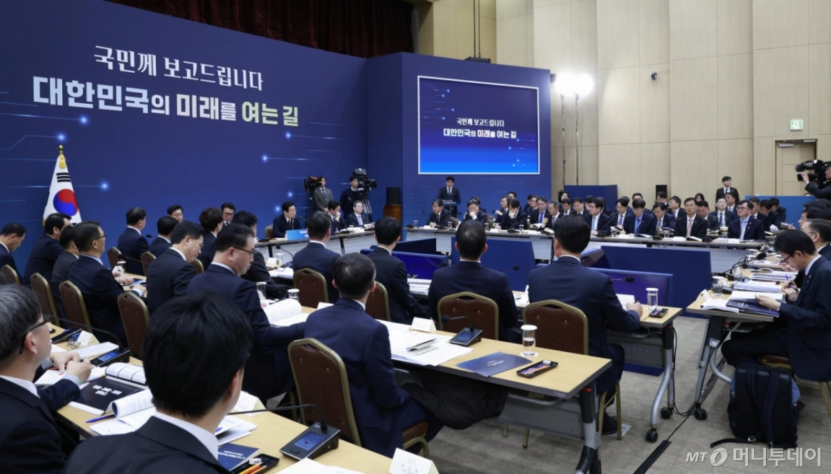 [세종=뉴시스] 최동준 기자 = 이재명 대통령이 11일 세종시 정부세종컨벤션센터에서 열린 '2026년 대도약하는 경제, 신뢰받는 데이터' 기획재정부(국세청·관세청·조달청)-국가데이터처 업무보고에서 발언하고 있다. 2025.12.11. photocdj@newsis.com /사진=최동준