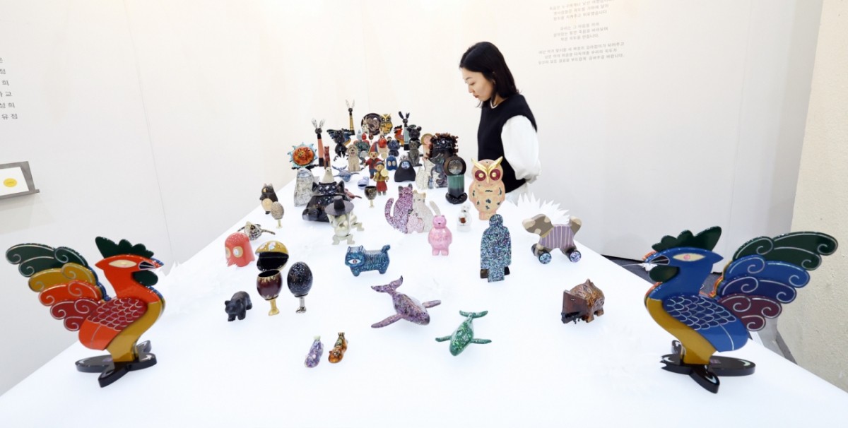 11일 서울 강남구 코엑스에서 열린 '2025 공예트렌드페어'를 찾은 관람객이 전시작품을 살펴보고 있다. / 사진 = 뉴시스 