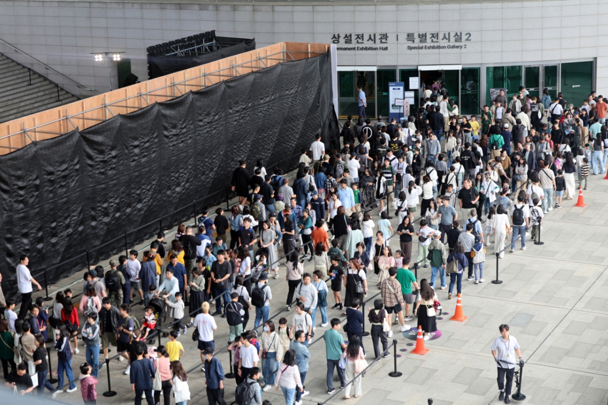 추석 연휴 마지막날인 지난 10월 9일 오전 서울 용산구 국립중앙박물관이 관람객들로 북적이고 있다.  / 사진 = 뉴스1 