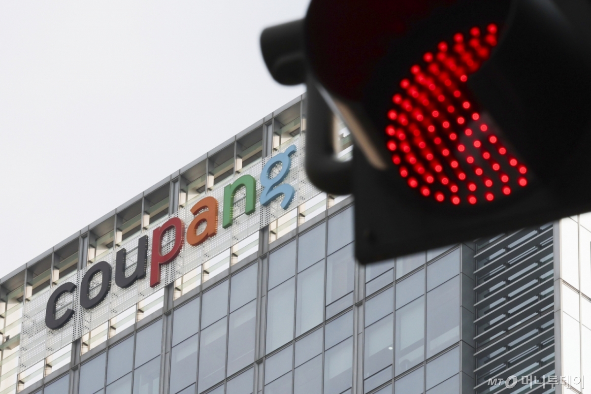  쿠팡 개인정보 유출 사건으로 인해 경찰이 2차 압수수색을 벌인 10일 서울 송파구 쿠팡 본사 앞. /사진제공=뉴시스