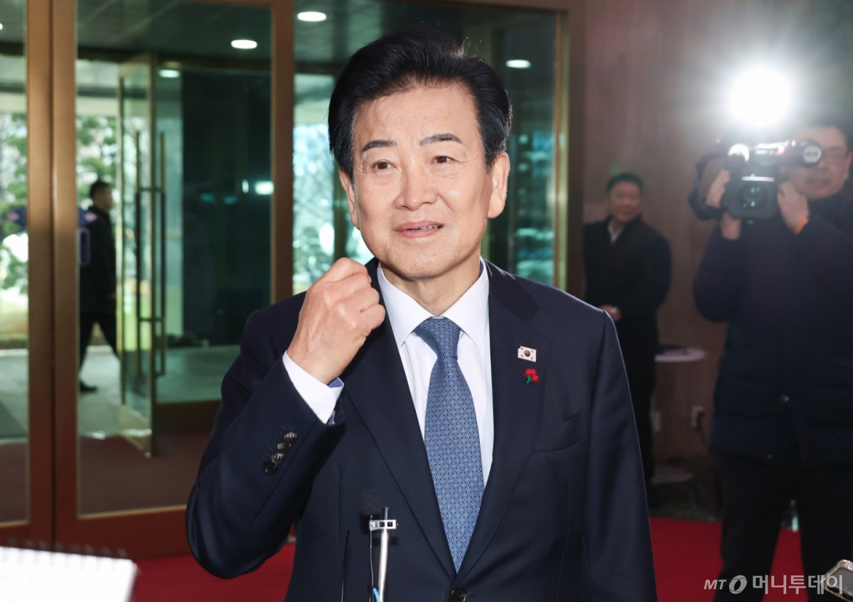 [서울=뉴시스] 추상철 기자 = 정동영 통일부 장관이 11일 오전 서울 종로구 정부서울청사로 출근하며 취재진의 질문에 답변하고 있다. (공동취재) 2025.12.11. photo@newsis.com /사진=추상철