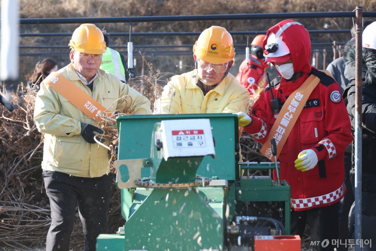 이승돈 농촌진흥청장(가운데)이 이달 3일경북 안동시에서 영농부산물 파쇄지원 현장을 찾아 권철희 농진청 농촌지원국장(왼쪽) 등과 함께 부산물을 직접 파쇄하고 있다. /사진=농촌진흥청