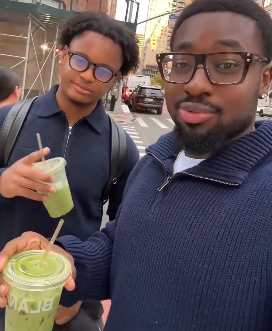 제이슨 자얌피(21·오른쪽)가 쿼터집 스웨터를 입고 말차를 들고 쿼터집의 장점을 설명하고 있다./사진=틱톡