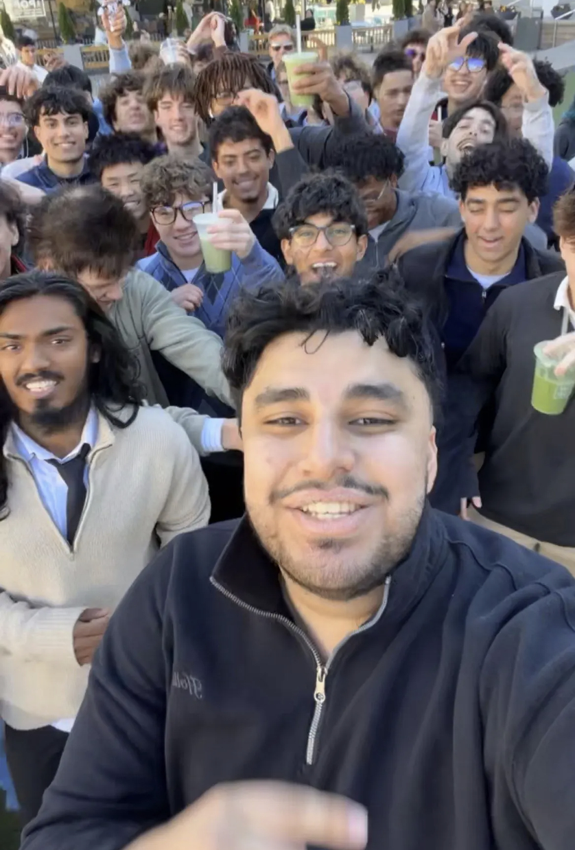 7일(현지시간) 미국 버니지아주의 한 쇼핑몰에서 열린 '쿼터집 번개'에 참석한 이들의 모습/사진=틱톡