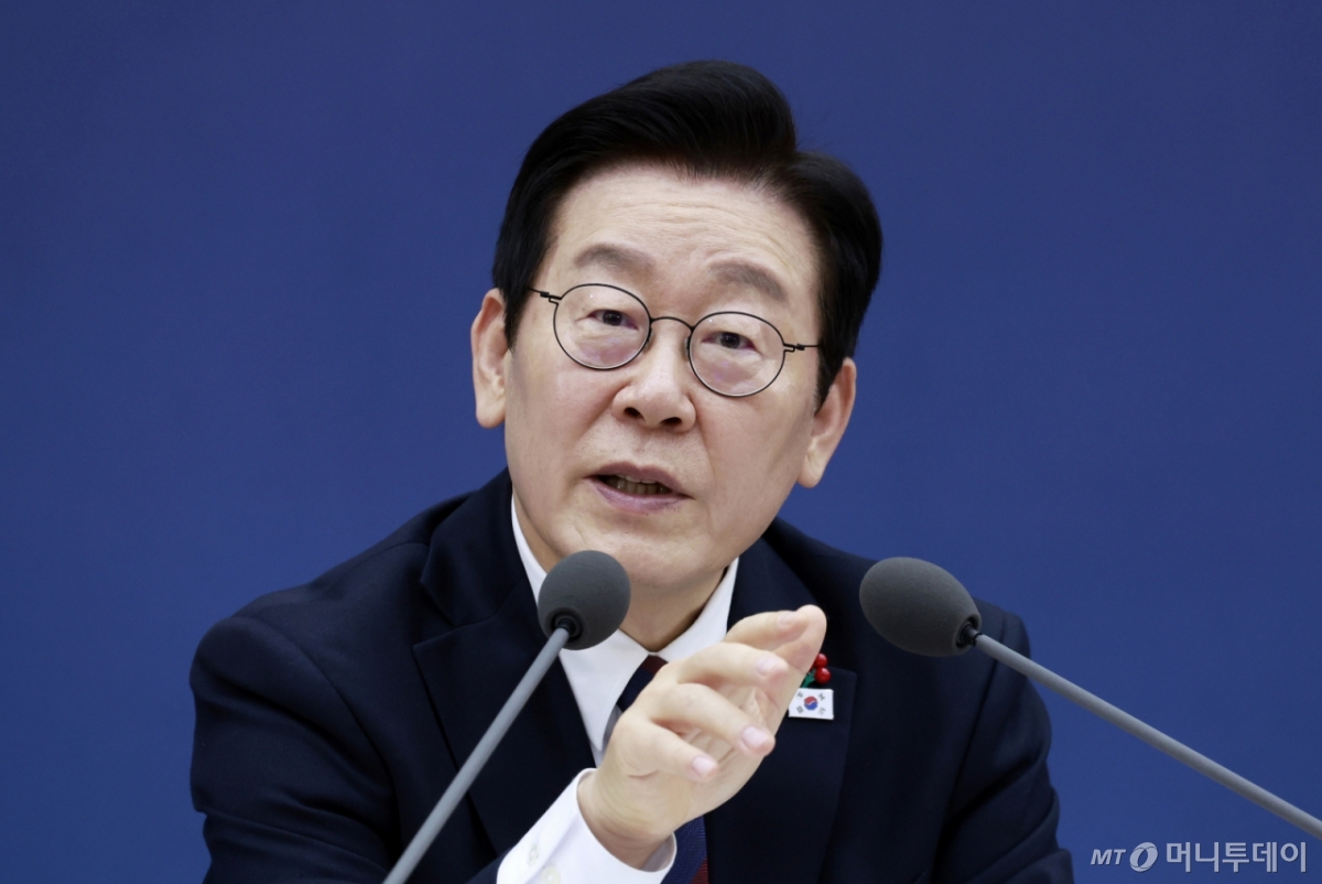 이재명 대통령이 11일 세종시 정부세종컨벤션센터에서 열린 '2026년 대도약하는 경제, 신뢰받는 데이터' 기획재정부(국세청·관세청·조달청)-국가데이터처 업무보고에서 발언하고 있다. 2025.12.11. /사진=뉴시스