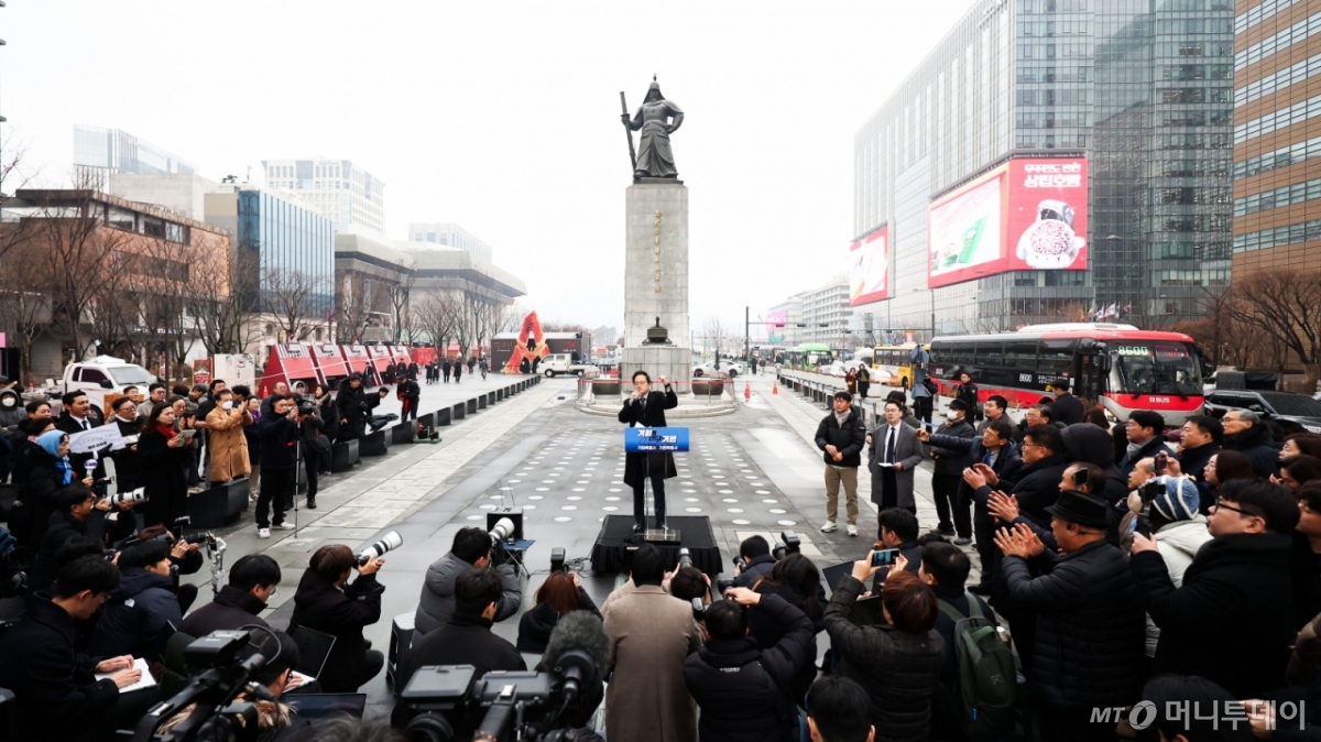 [서울=뉴시스] 김선웅 기자 = 박주민 더불어민주당 의원이 11일 서울 종로구 광화문광장에서 제9회 전국동시지방선거 서울시장 출마를 선언하고 있다. 2025.12.11. mangusta@newsis.com /사진=김선웅