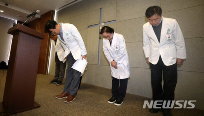 정혜원 이대목동병원장(오른쪽 두번째)을 비롯한 관계자들이 2017년 12월 17일 오후 서울 양천구 이대목동병원에서 신생아 4명이 갑작스럽게 사망한 사고에 대한 사과문을 발표한 뒤 고개숙여 사과하고 있다. /사진=뉴시스
