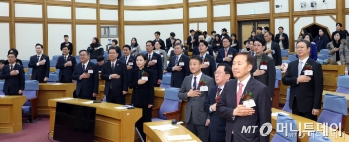 11일 서울 여의도 국회 의원회관에서 열린 '2025 국정감사 스코어보드 대상'에 참석한 의원들이 국민의례를 하고 있다. /사진=김창현