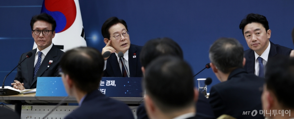 [세종=뉴시스] 최동준 기자 = 이재명 대통령이 11일 세종시 정부세종컨벤션센터에서 열린 '2026년 대도약하는 경제, 신뢰받는 데이터' 기획재정부(국세청·관세청·조달청)-국가데이터처 업무보고에서 발언하고 있다. 2025.12.11. photocdj@newsis.com /사진=최동준