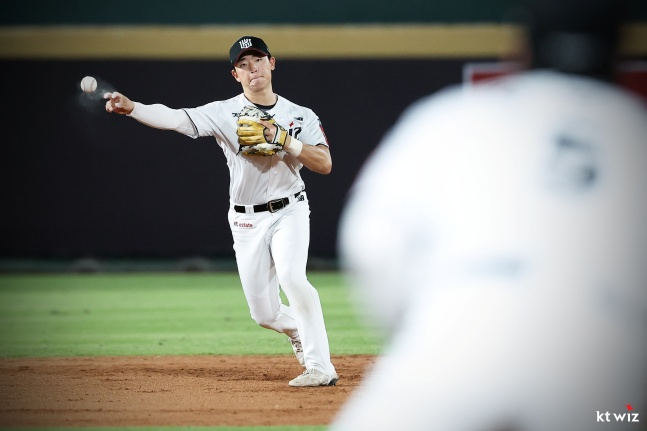KT 유격수 이강민이 송구하고 있다. /사진=KT 위즈 제공