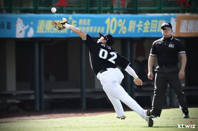 KT 유격수 이강민이 러닝 캐치를 시도하고 있다. /사진=KT 위즈 제공