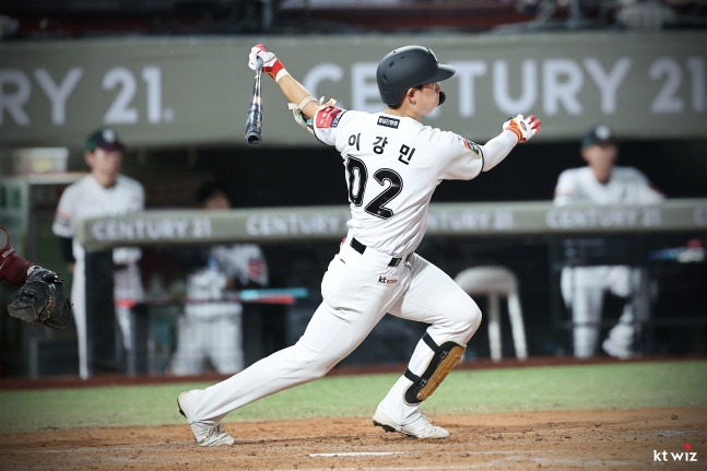 KT 유격수 이강민이 타격하고 있다. /사진=KT 위즈 제공