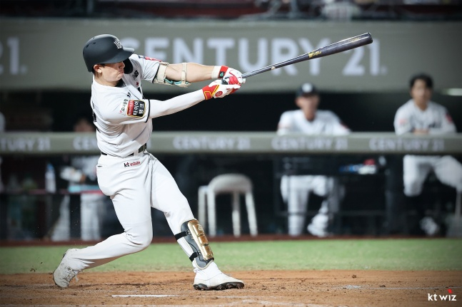KT 유격수 이강민이 타격하고 있다. /사진=KT 위즈 제공