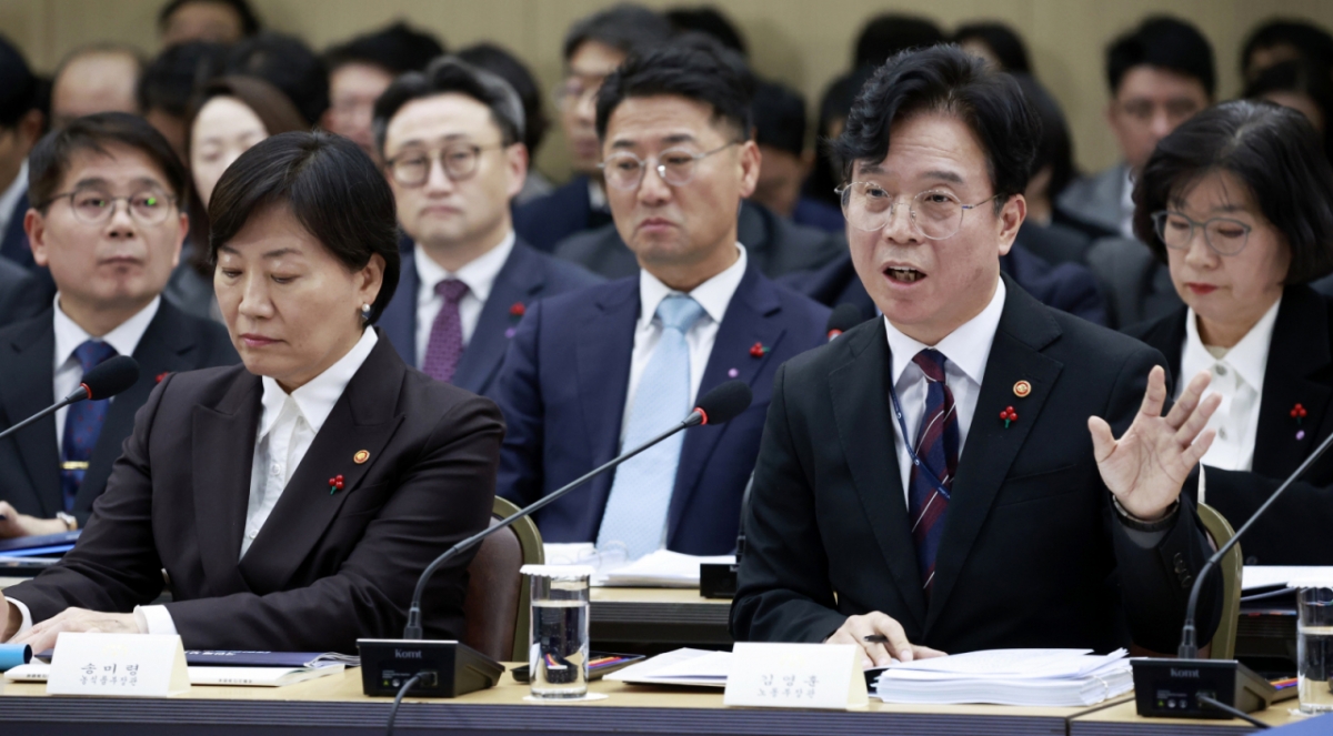 김영훈 고용노동부 장관이 11일 세종시 정부세종컨벤션센터에서 '희망찬 농업·농촌, 모두가 행복하게 일하는 나라' 고용노동부 업무보고를 하고 있다. /사진=뉴시스