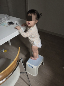 목욕탕 의자를 끌고 와 발판으로 활용하는 딸. 식탁 위에 있는 아빠 엄마 물건을 건드리기 위해 창의력을 발휘했다. /사진=최우영 기자
