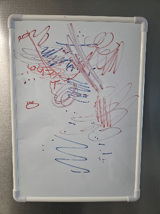 냉장고에 붙어있는 화이트보드는 아내와 일정을 공유하기 위한 목적이다. 부모가 일정 적는 걸 본 아이가 자기도 쓰겠다며 앙탈을 부려 펜을 쥐여줬다가 딸이 처음 그린 그림을 얻게 됐다. /사진=최우영 기자