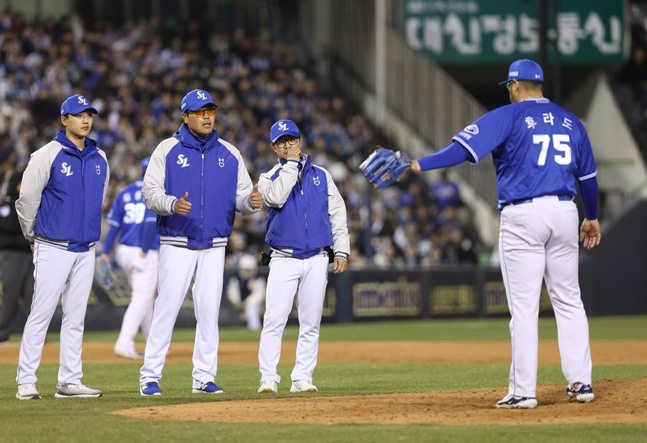 지난 3월 후라도(오른쪽)와 이야기를 나누고 있는 강영식 코치(왼쪽에서 2번째). /사진=삼성 라이온즈