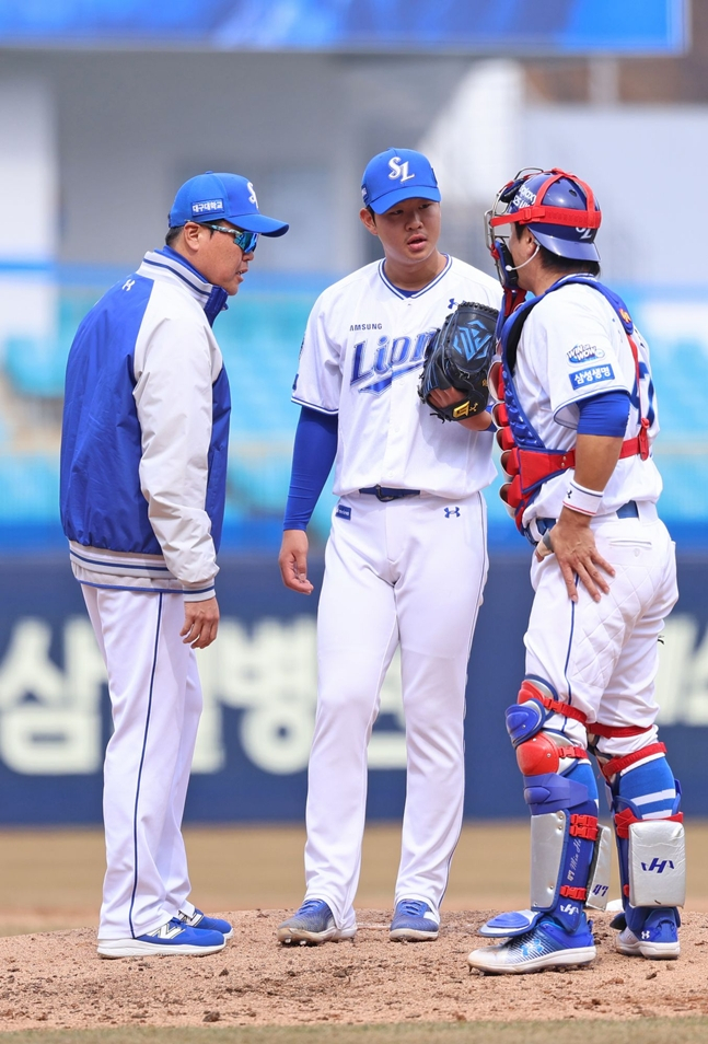 지난 3월 시범경기에서 황동재와 대화를 나누고 있는 강영식 코치(왼쪽). /사진=삼성 라이온즈