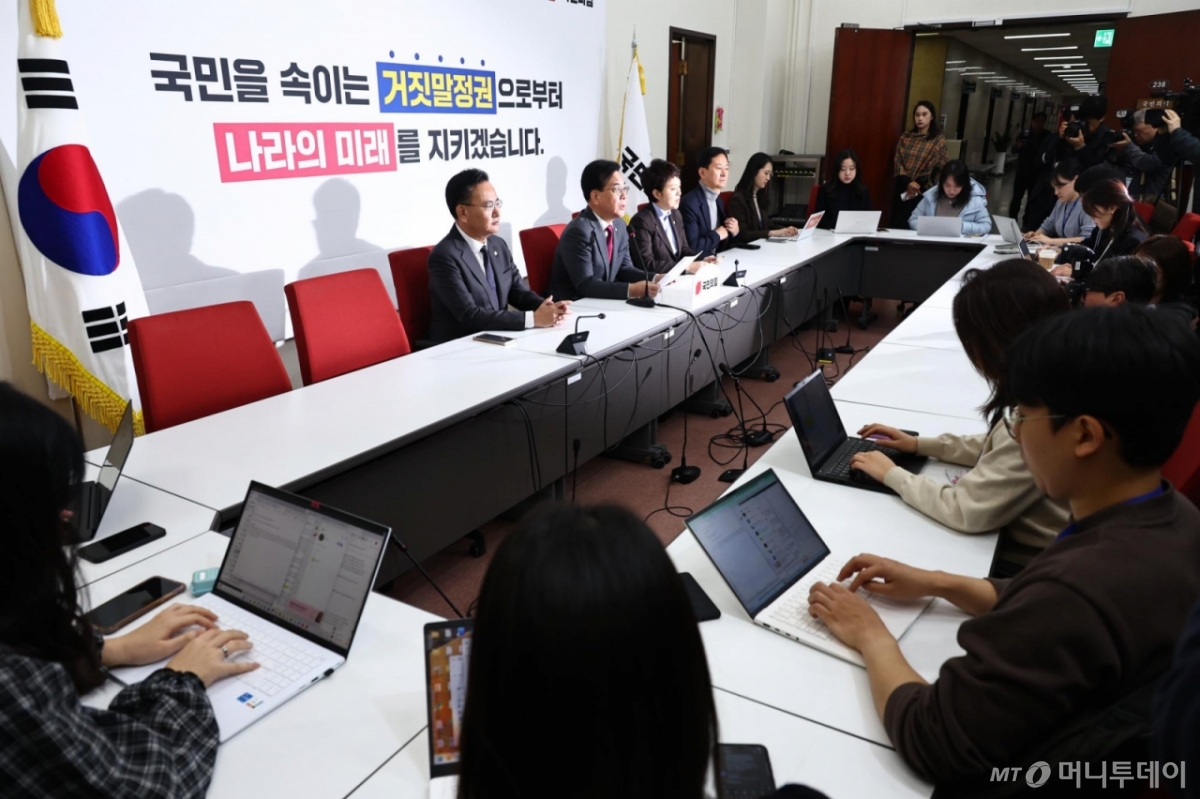 [서울=뉴시스] 김명년 기자 = 송언석 국민의힘 원내대표가 12일 오전 서울 여의도 국회에서 열린 기자간담회에서 발언하고 있다. 2025.12.12. kmn@newsis.com /사진=김명년