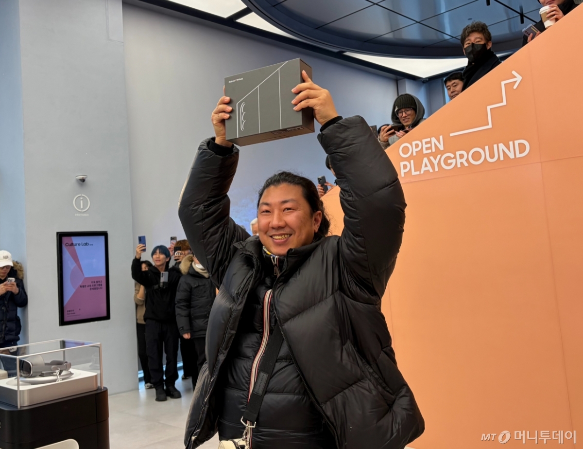 12일 오전 10시 프리랜서 조완우씨가 삼성 강남에서 1번으로 갤럭시 Z 트라이폴드를 구매했다. /사진=윤지혜 기자