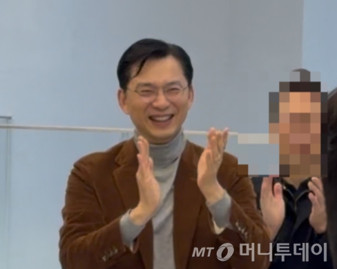 임성택 삼성전자 한국총괄 부사장이 조완우씨가 입장하자 박수를 치며 "고맙습니다"라고 말했다. /사진=윤지혜 기자