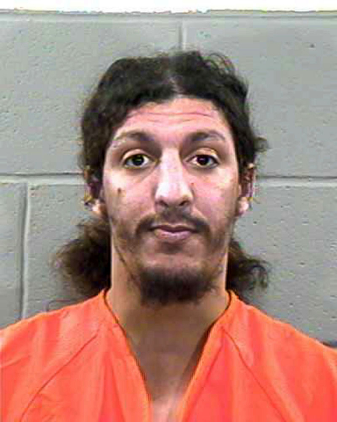 2001년 12월 22일(현지시간) 아메리칸 항공 63편에서 운동화 속 폭발물을 터뜨리려고 했던 리처드 리드의 모습. 리드는 3번의 종신형과 가석방 없는 110년형을 선고 받았다. 그에게는 총 200만 달러의 벌금도 선고됐다.  /로이터=뉴스1, FBI 공식 홈페이지