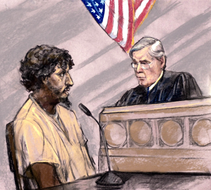 2001년 12월 22일(이하 현지시간) 아메리칸 항공 63편에서 운동화에 숨겨둔 폭발물을 터뜨리려다 붙잡힌 리처드 리드가 이듬해 10월 4일 미국 매사추세츠주 보스턴 연방 법원에서 항공기 폭탄 테러를 시도한 혐의에 대해 유죄를 인정하는 모습을 묘사한 제인 플라벨의 법정 스케치다. /AFPBBNews=뉴스1