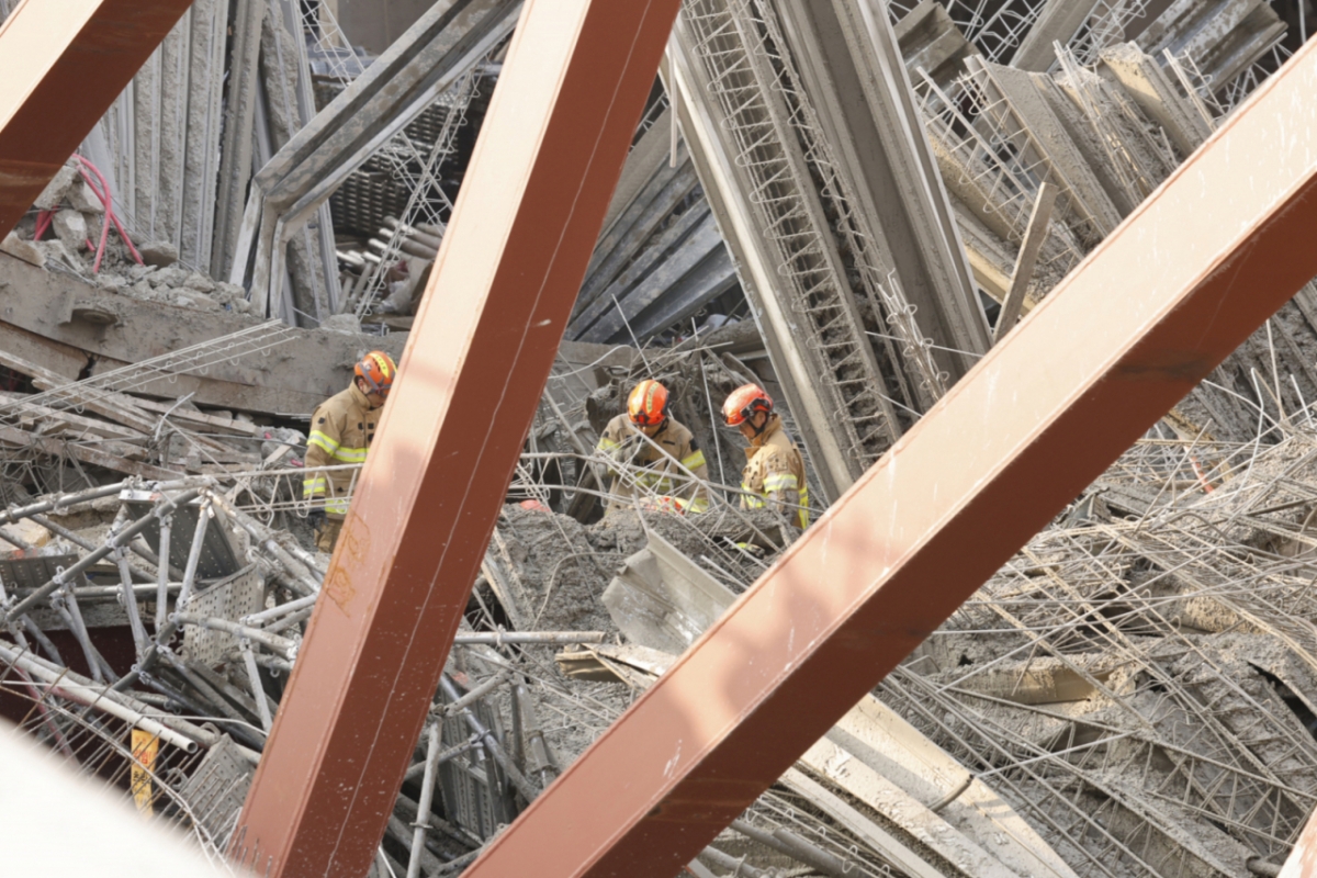 지난 11일 오후 1시58분쯤 광주 서구 치평동 광주대표도서관 공사 현장에서 붕괴 사고가 발생, 작업자 4명이 매몰돼 소방 당국이 구조 작업을 벌이는 모습. /사진=뉴스1 