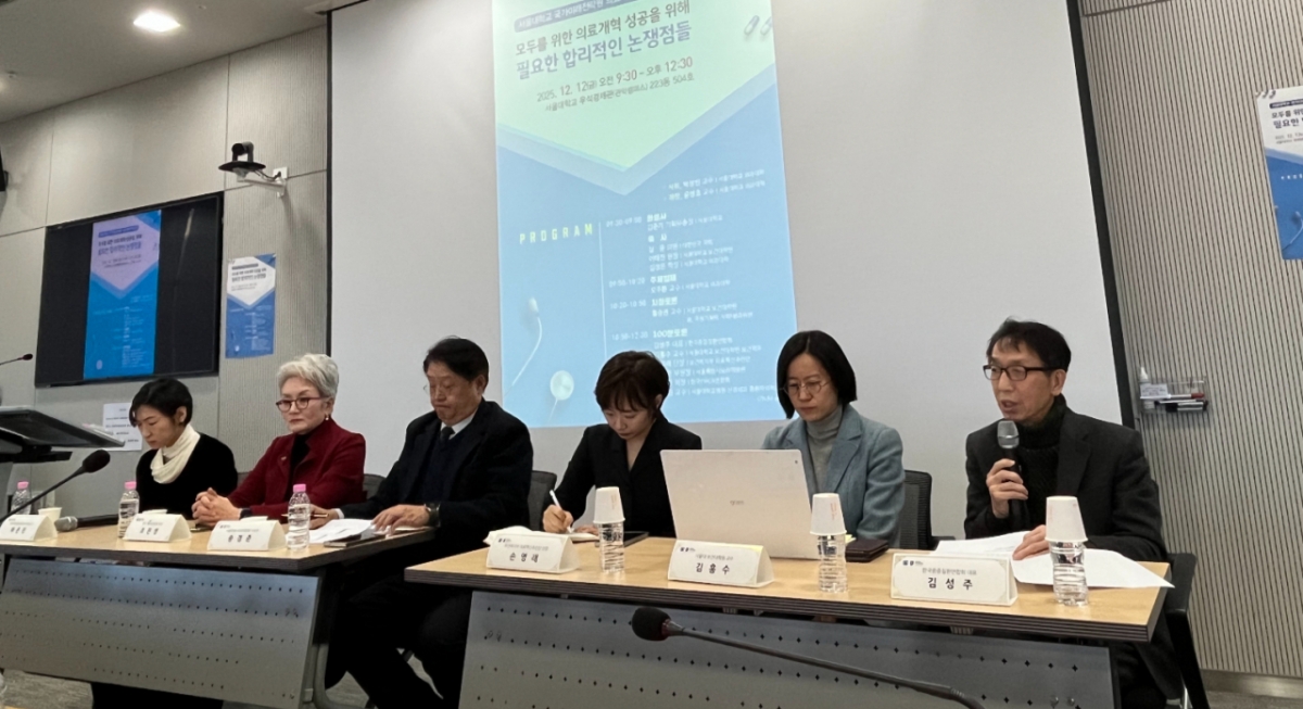 (왼쪽부터)하은진 서울대병원 신경외과 중환자의학과 교수, 조은영 한국YWCA연합회장, 송경준 보라매병원 공공부원장, 민차영 보건복지부 의료혁신소통과장(손영래 의료개혁추진단장 대신 참석), 김홍수 서울대 보건대학원 보건학과 교수, 김성주 한국중증질환연합회 대표. /사진제공=서울대학교 의과대학