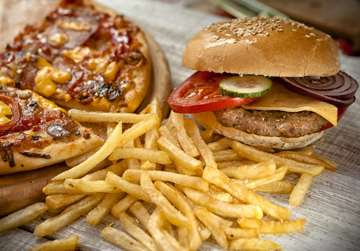 의료 전문가들이 감기나 독감에 걸렸을 때 피해야 하는 음식으로 기름진 음식을 꼽았다. 사진은 기사 이해를 돕기 위한 자료 사진. /사진=게티이미지뱅크