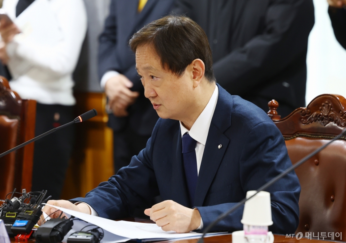 이찬진 금융감독원장이 10일 오후 서울 중구 은행회관에서 열린 금융감독원장-금융지주회장 간담회에서 인사말을 하고 있다. 2025.12.10. /사진=뉴시스 /사진=