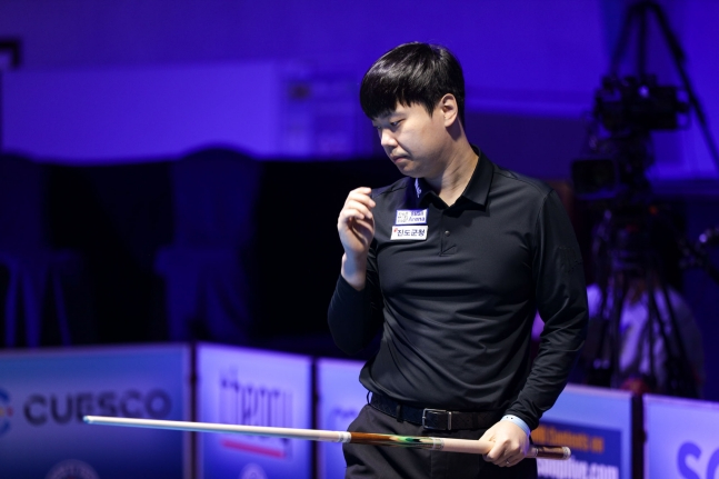 김행직이 32강 조별리그에서 다음 샷을 준비하고 있다. /사진=SOOP 제공