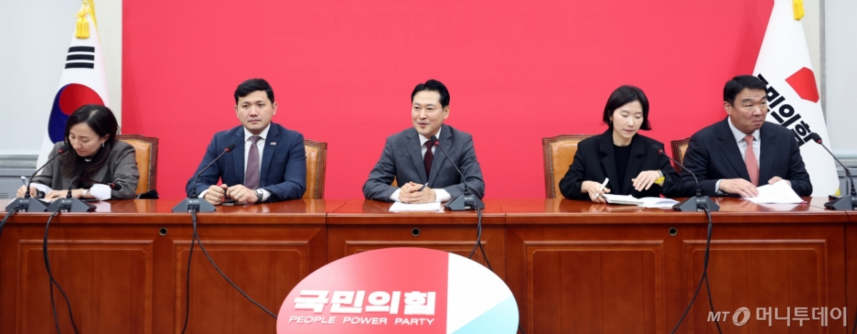 [서울=뉴시스] 김금보 기자 = 장동혁 국민의힘 대표가 12일 서울 여의도 국회에서 케빈 김 주한 미국대사대리의 예방을 받으며 발언을 하고 있다. 2025.12.12. kgb@newsis.com /사진=김금보