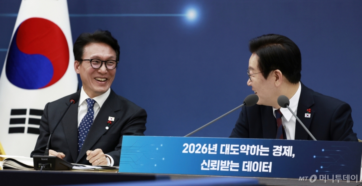 [세종=뉴시스] 최동준 기자 = 이재명 대통령이 11일 세종시 정부세종컨벤션센터에서 열린 '2026년 대도약하는 경제, 신뢰받는 데이터' 기획재정부(국세청·관세청·조달청)-국가데이터처 업무보고에서 발언하고 있다. 왼쪽은 김민석 국무총리. 2025.12.11. photocdj@newsis.com /사진=최동준