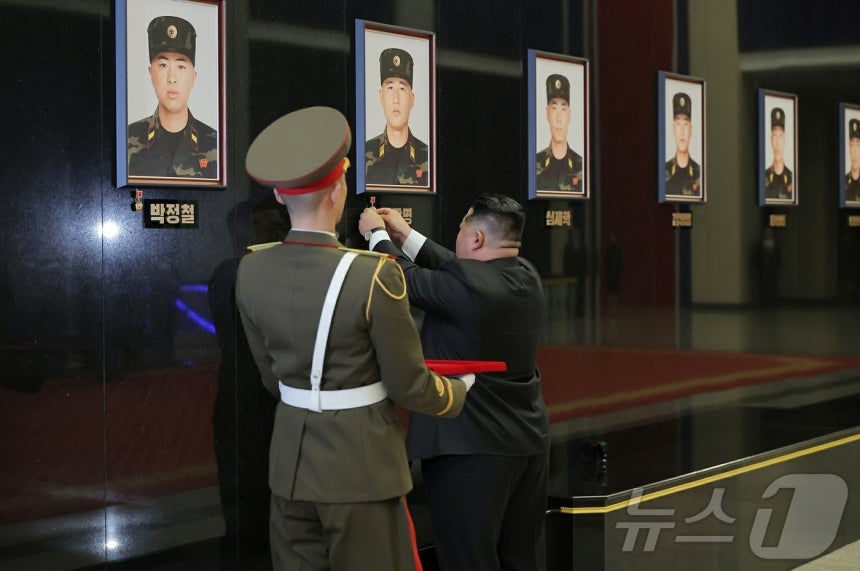 (평양 노동신문=뉴스1) = 북한 노동당 기관지 노동신문은 13일 "해외작전지역에서 당의 전투명령을 관철하고 귀국하는 제528공병연대 환영식이 12월 12일 수도 평양의 4.25문화회관광장에서 성대히 진행되였다＂고 보도했다. [국내에서만 사용가능. 재배포 금지. DB 금지. For Use Only in the Republic of Korea. Redistribution Prohibited] rodongphoto@news1.kr