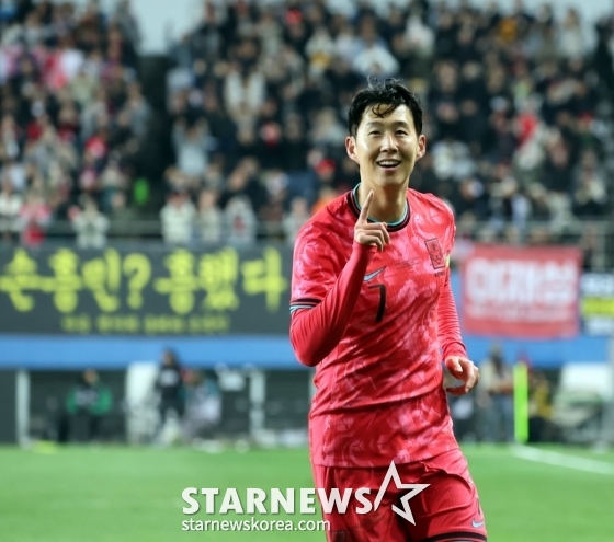손흥민이 지난 11월 14일 대전월드컵경기장에서 열린 한국 대 볼리비아의 '하나은행 초청 축구 국가대표팀 친선경기'에서 골 세리머니하고 있다. /사진=강영조 선임 기자