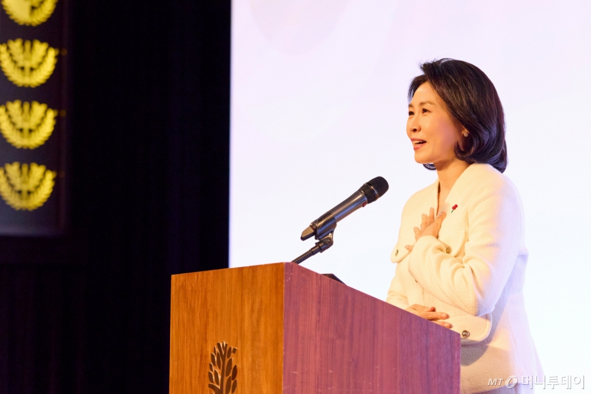 (서울=뉴스1) 이재명 기자 = 김혜경 여사가 지난 12일 불교지도자 초청 국민화합 기원 송년만찬에 참석해 축사를 하고 있다. (대통령실 제공. 재판매 및 DB 금지)  2025.12.13/뉴스1  Copyright © 뉴스1. All rights reserved. 무단 전재 및 재배포,  AI학습 이용 금지. /사진=(서울=뉴스1) 이재명 기자