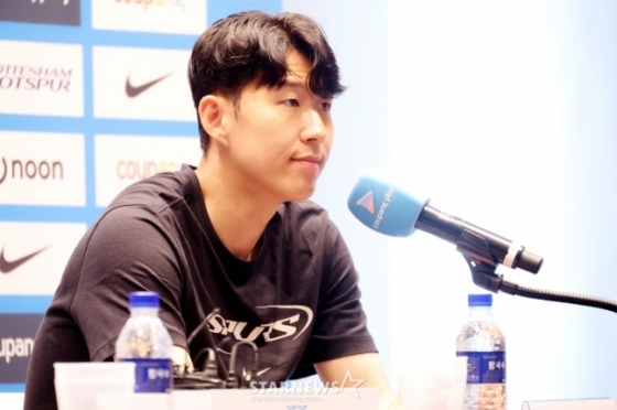 손흥민이 지난 8월 2일 서울 영등포구 IFC 더포럼에서 열린 뉴캐슬 유나이티드와의 '2025 쿠팡플레이 시리즈 기자회견'에 참석해 취재진의 질문을 듣고 있다. /사진=김진경 대기자