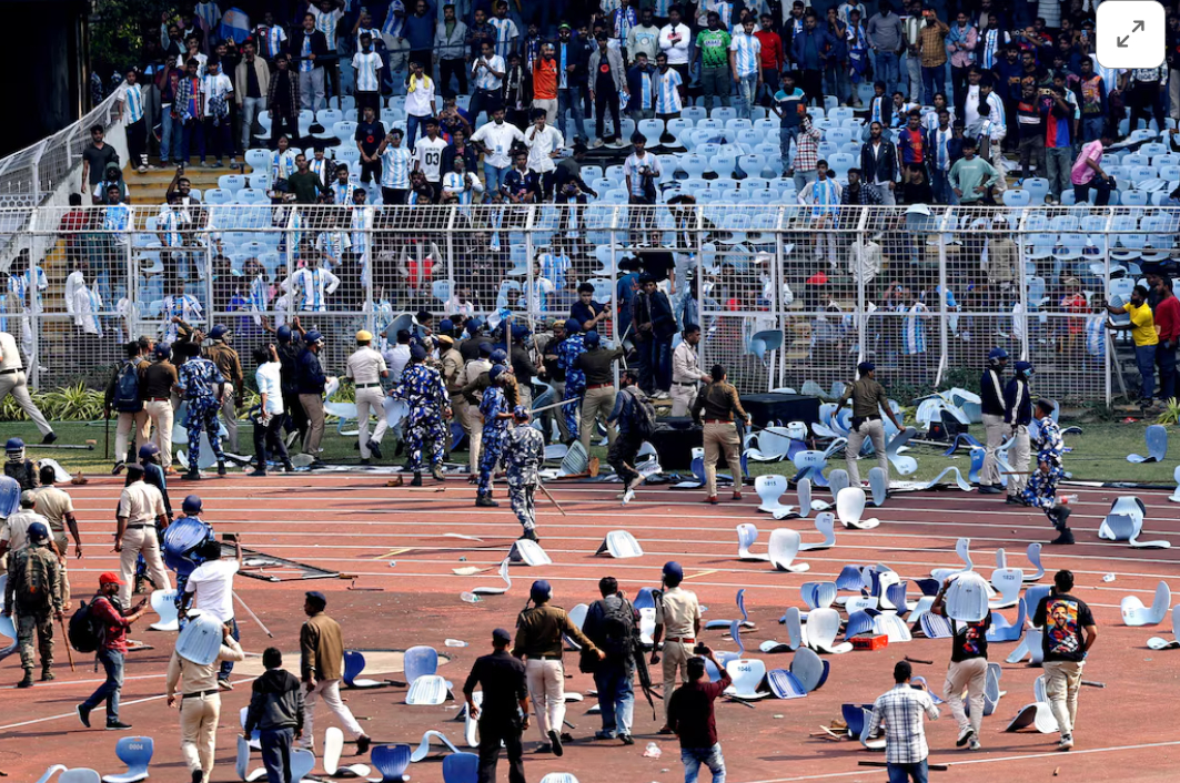  '인도 투어' 행사에서 메시를 제대로 보지 못한 일부 관중들이 격분해 병과 의자 등을 던지며 경기장 시설을 파손하는 소동이 벌어졌다./사진=로이터