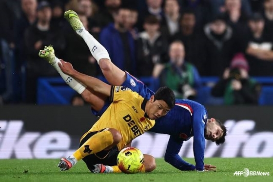 황희찬이 지난 11월 영국 런던의 스탬포드 브리지에서 열린 2025~2026시즌 잉글랜드 프리미어리그(EPL) 11라운드 경기 중 페드루 네투와 몸싸움을 벌이고 있다. /AFPBBNews=뉴스1