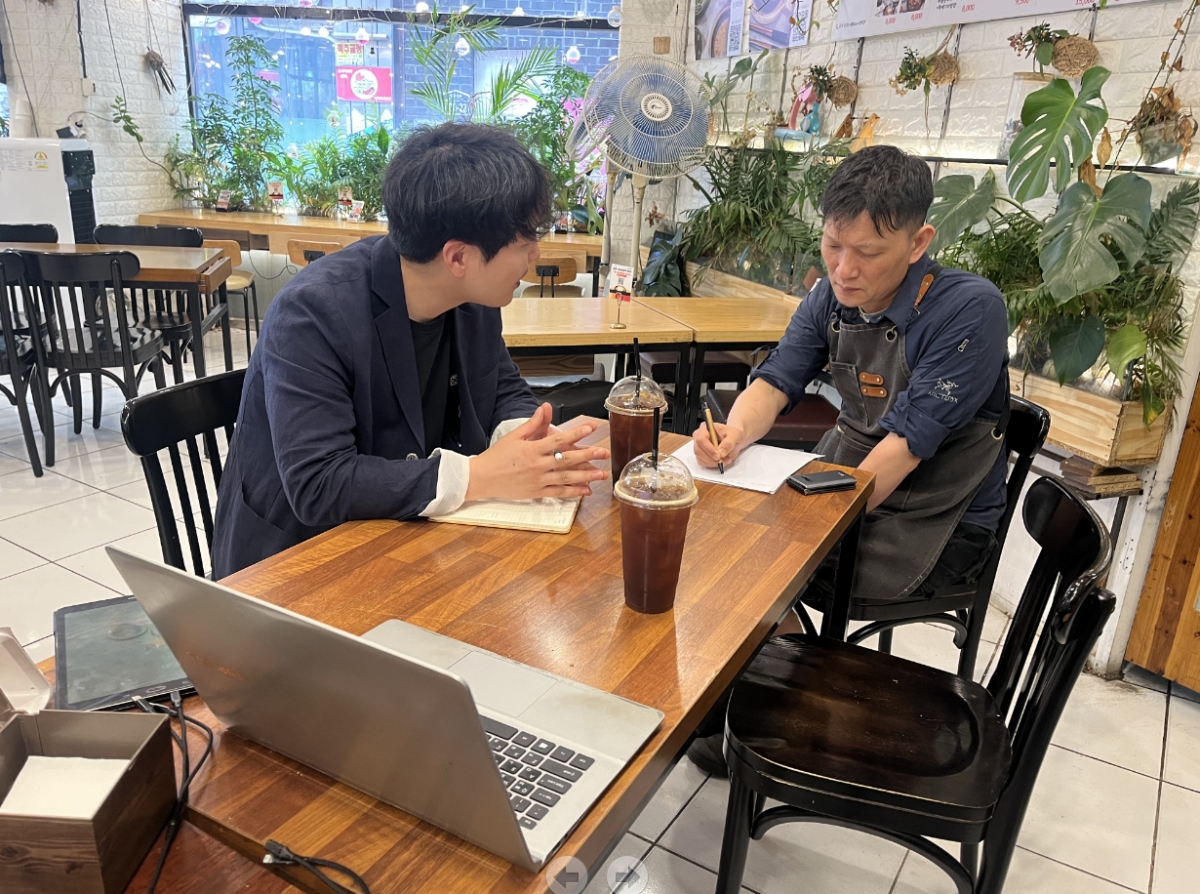 한유원의 홍보지원 사업을 통해 컨설턴트가 공성훈 대표에게 가게 컨설팅을 하고 있다. /사진=한유원 제공. 