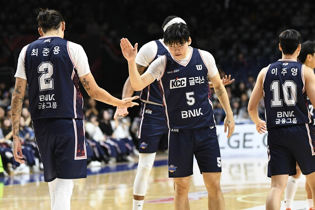 KCC 최준용(왼쪽)과 김동현이 하이파이브를 하고 있다. /사진=KBL 제공