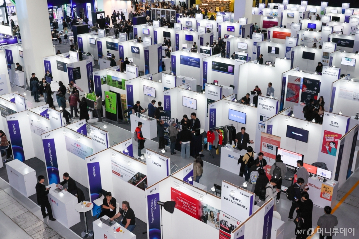 10일 서울 강남구 코엑스에서 열린 국내 최대 규모 글로벌 스타트업 페스티벌 '컴업(COME UP) 2025'를 찾은 관람객들이 부스를 둘러보고 있다. /사진=뉴스1