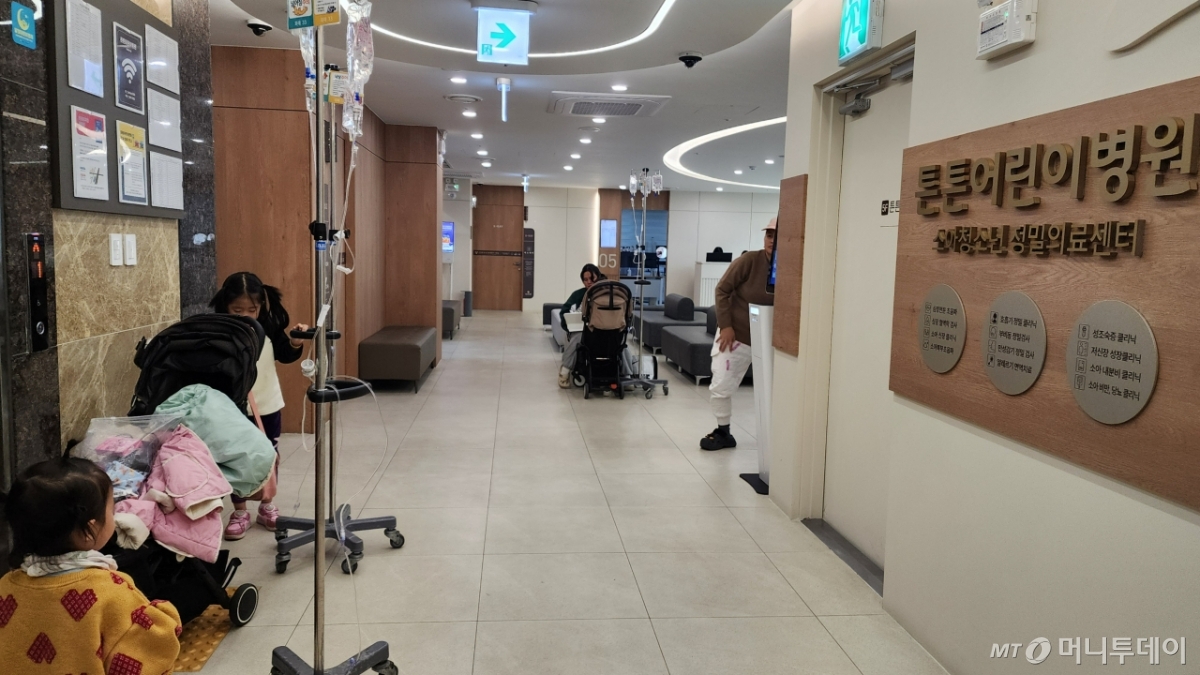 12일 이 병원 내 소아청소년 정밀의료센터는 입구부터 링거를 맞고 있는 어린이 환자들로 북적였다./사진=정심교 기자