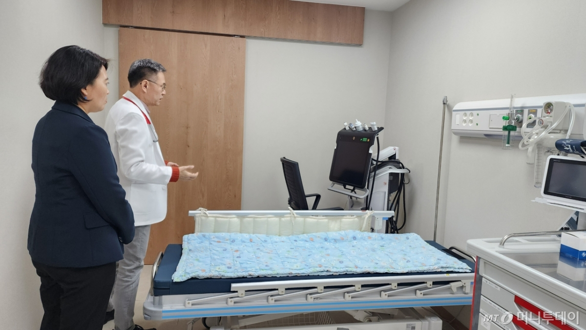 최용재 병원장이 장중첩증 환아에게 실시하는 '생리식염수 유도정복술' 장비를 설명하고 있다. /사진=정심교 기자