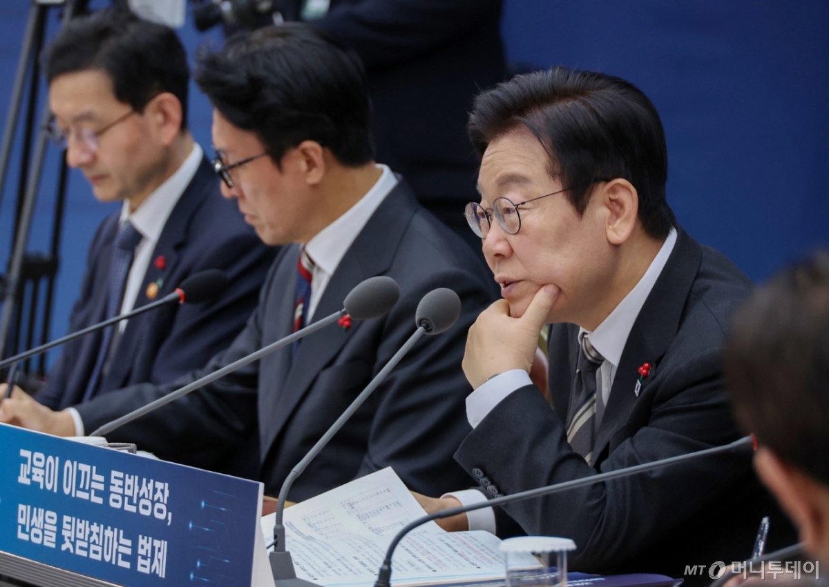 [세종=뉴시스] 최동준 기자 = 이재명 대통령이 12일 세종시 정부세종컨벤션센터에서 열린 교육부·국가교육위원회·법제처 업무보고에서 발언하고 있다. (대통령실통신사진기자단) 2025.12.12. photocdj@newsis.com /사진=