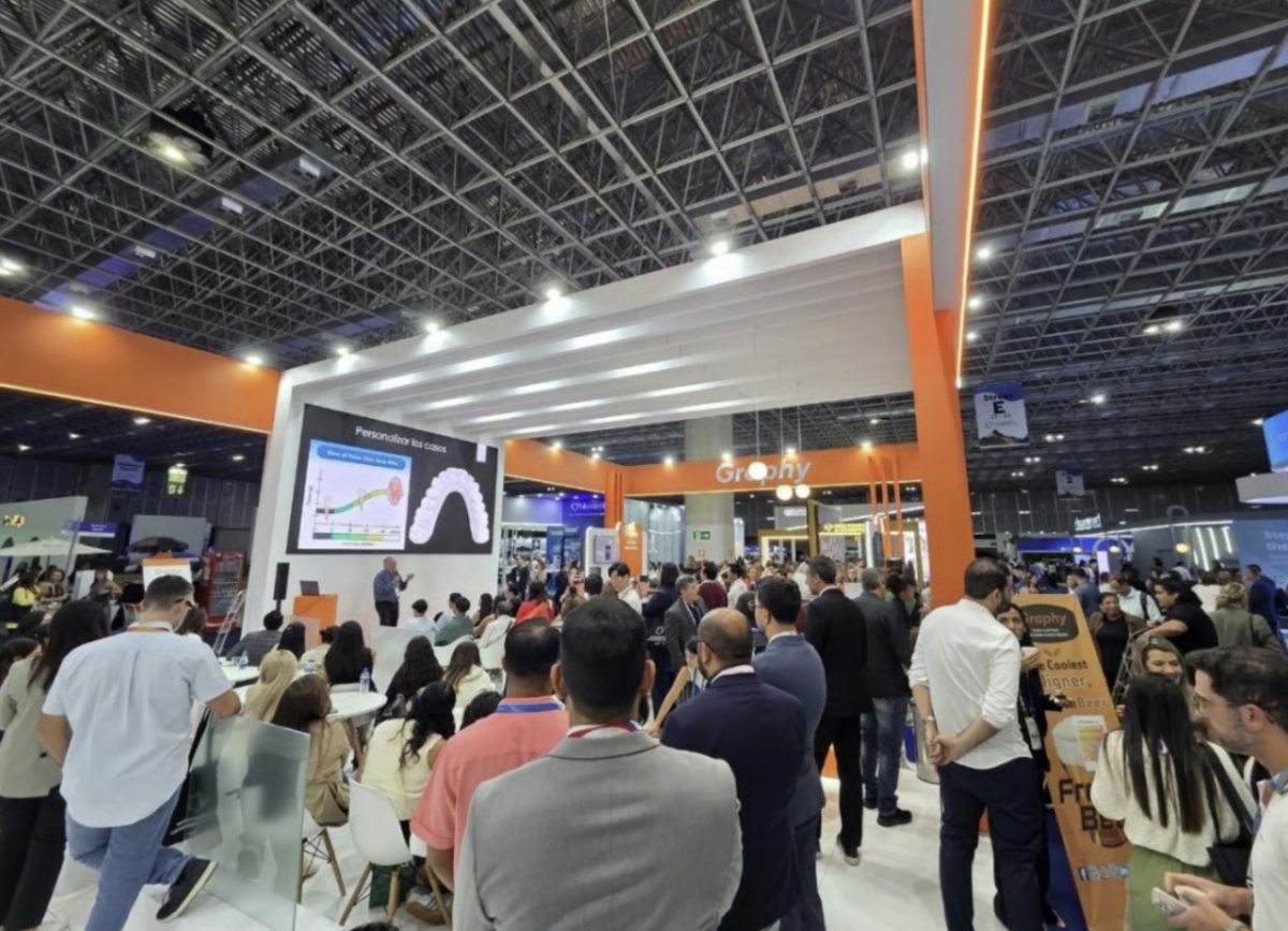 그래피가 지난 10월 24일부터 브라질에서 사흘간 진행된 '제10회 국제교정학회(WFO IOC 2025)'에서 주력 상품 'SMA(형상기억투명교정장치)'로 전 세계 교정학계의 주목을 받았다고 밝혔다. /사진=그래피