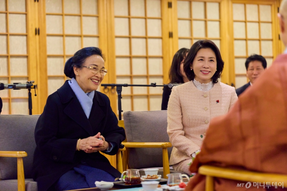 (서울=뉴스1) 허경 기자 = 김혜경 여사와 라오스 국가주석 부인 날리 시술릿 여사가 서울 종로구 조계사를 방문해 조계종 기획실장 묘장 스님, 부주지 탄보 스님과 차담을 갖고 있다. (대통령실 제공. 재판매 및 DB 금지) 2025.12.14/뉴스1  Copyright © 뉴스1. All rights reserved. 무단 전재 및 재배포,  AI학습 이용 금지. /사진=(서울=뉴스1) 허경 기자
