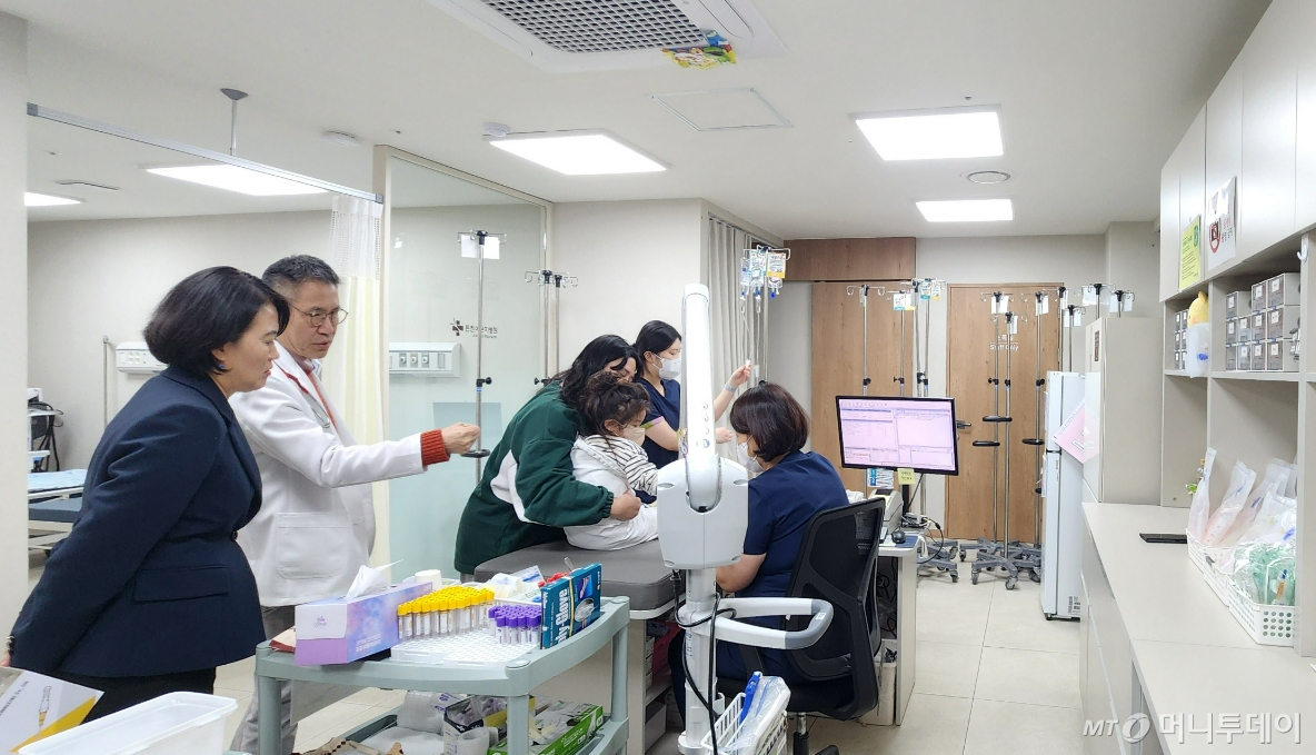 12일 소아 위중증 질환 진료 환경을 점검하기 위해 튼튼어린이병원을 찾은 박지혜 더불어민주당 국회의원(맨 왼쪽, 의정부시)이 최용재 병원장과 함께 정맥치료실을 둘러보고 있다. /의정부(경기)=정심교 기자 simkyo@